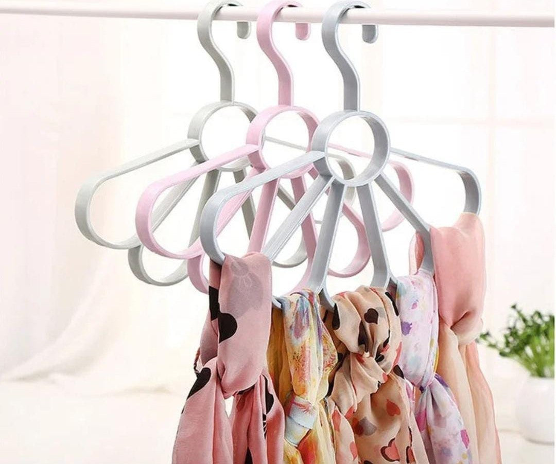 Flower Design 5 Ring Multipurpose Hanger Random Colors